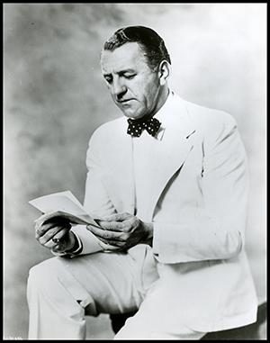 男人。 in white suit reading a letter